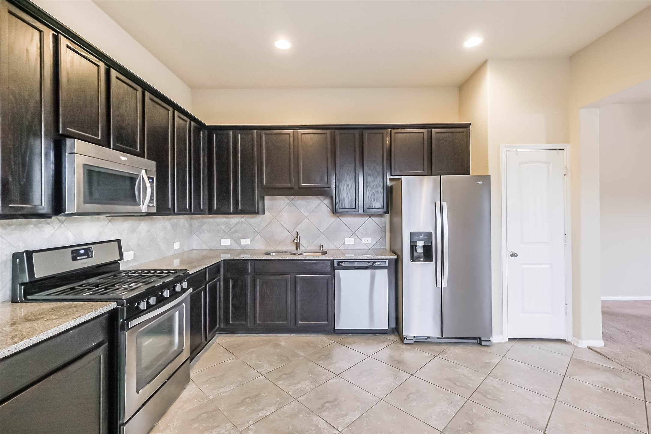 10103 Blue Point Juniper Drive Houston, TX 77075 - Photo 15 of 28 Kitchen