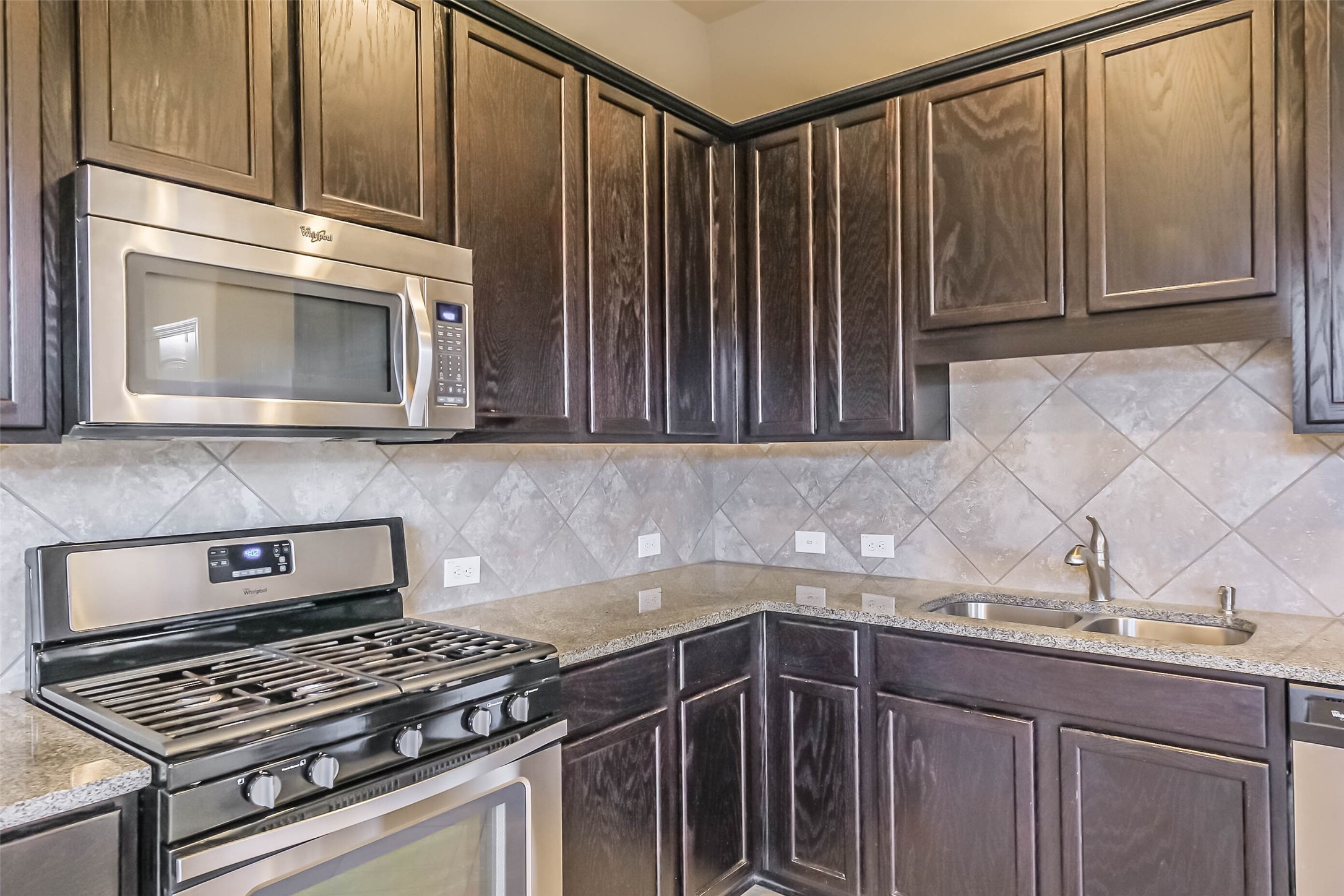 10103 Blue Point Juniper Drive Houston, TX 77075 - Photo 16 of 28 Kitchen