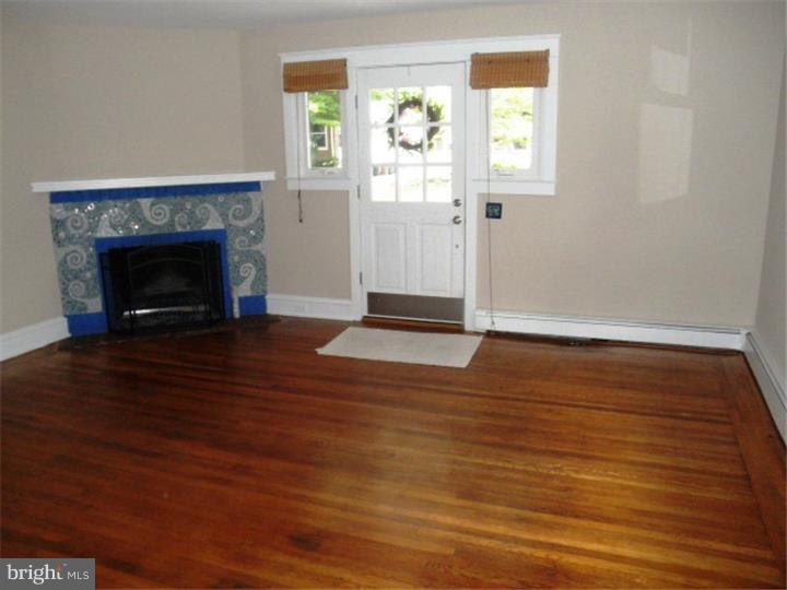 215 Sedgewood Road Springfield, PA 19064 - Photo 3 of 25 Living Room