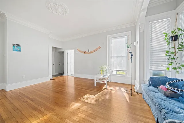 a view of livingroom with furniture