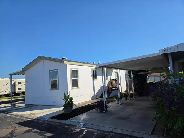 a view of a livingroom with furniture and garage