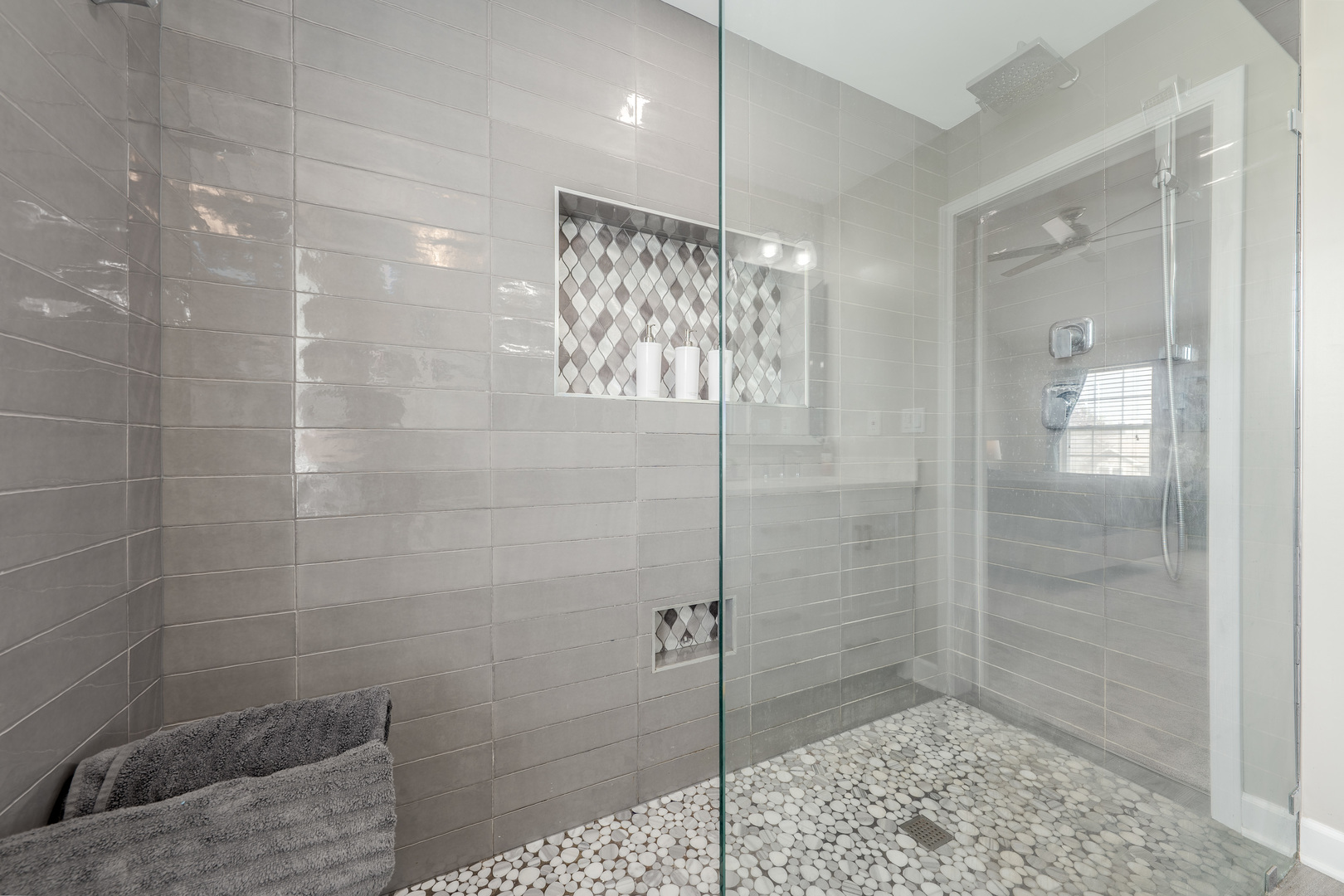 2040 Garfield Avenue Aurora, IL 60506 - Photo 16 of 32 a bathroom with a shower