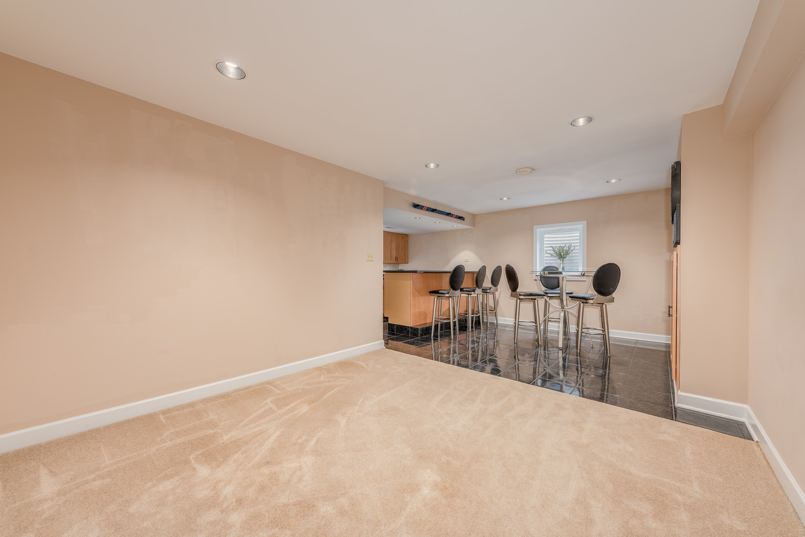 2040 Garfield Avenue Aurora, IL 60506 - Photo 23 of 32 a view of a livingroom with table & chairs