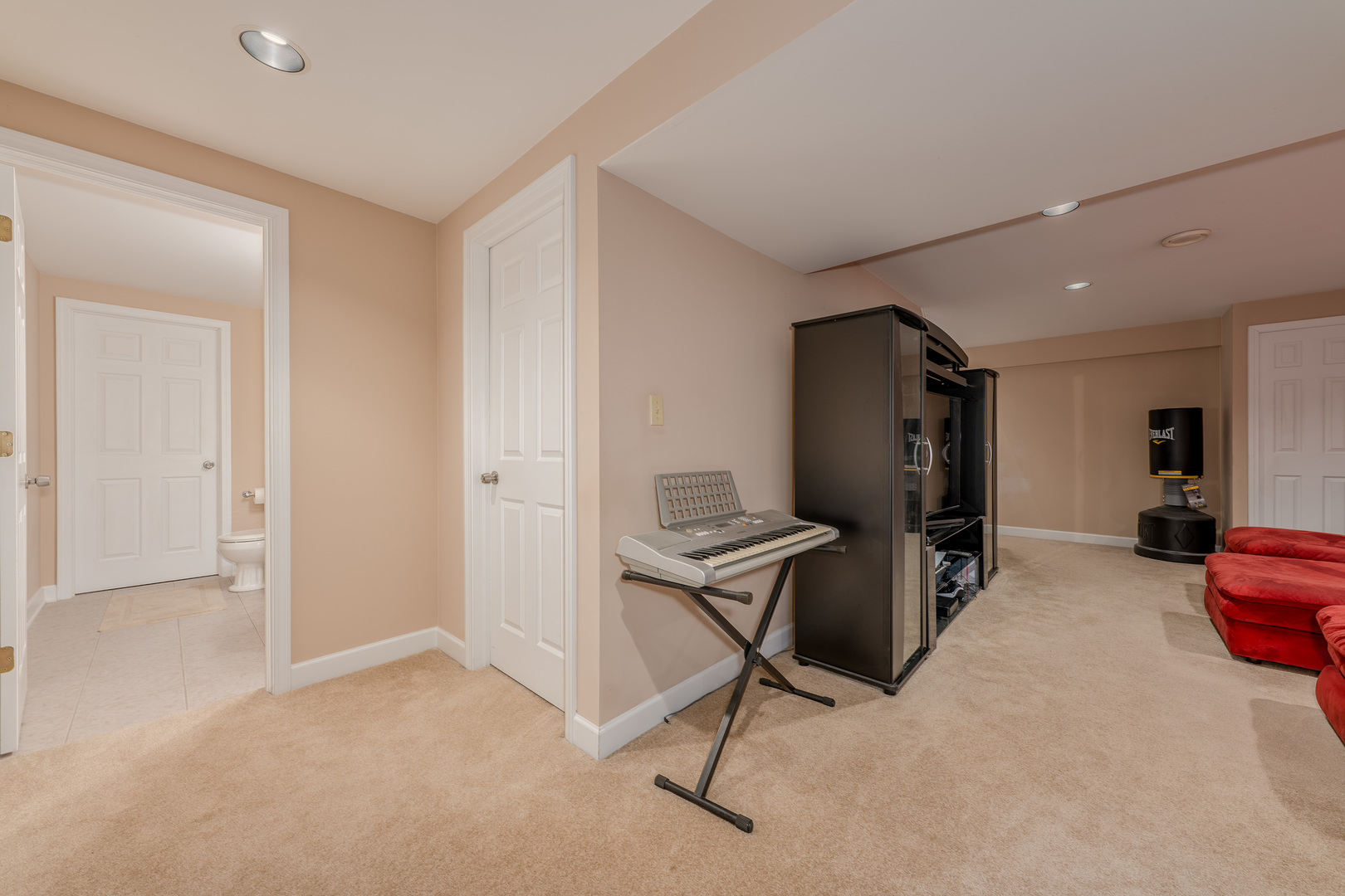 2040 Garfield Avenue Aurora, IL 60506 - Photo 25 of 32 a view of a workspace with furniture