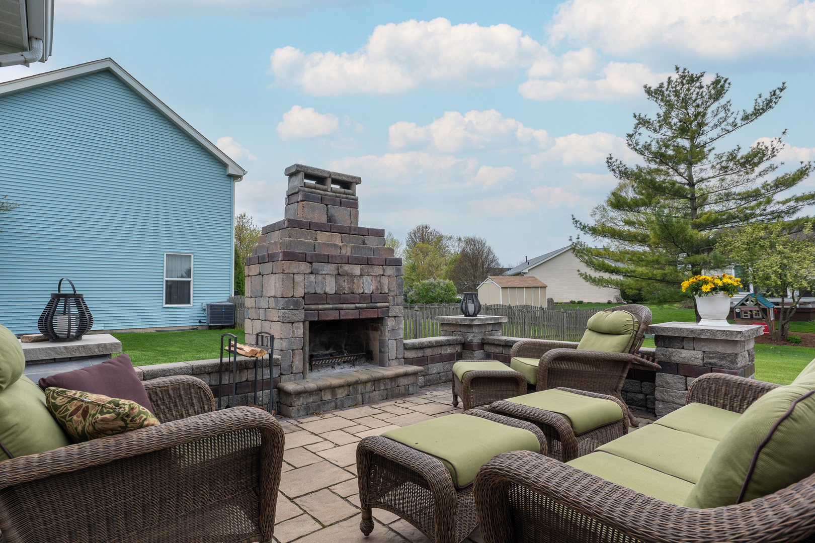2040 Garfield Avenue Aurora, IL 60506 - Photo 28 of 32 a building outdoor space with patio furniture