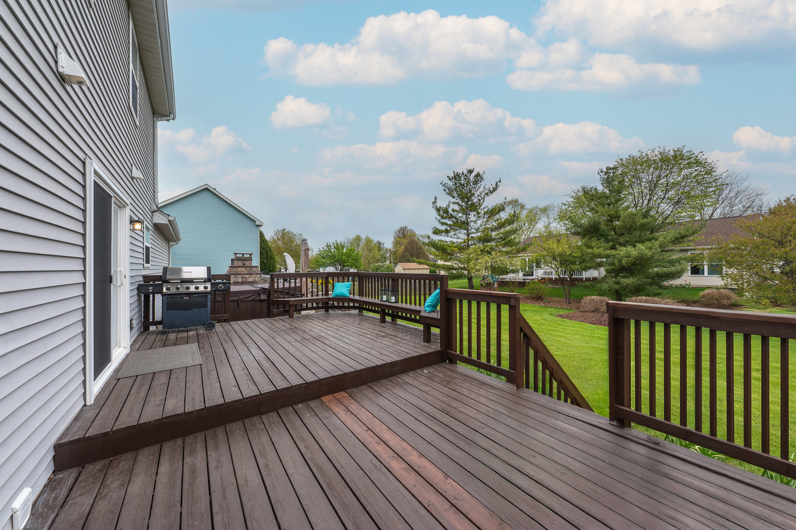 2040 Garfield Avenue Aurora, IL 60506 - Photo 29 of 32 a view of deck with patio