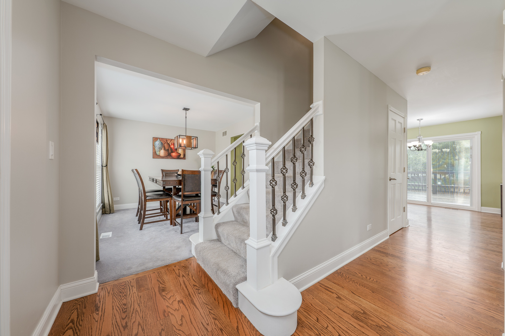 2040 Garfield Avenue Aurora, IL 60506 - Photo 3 of 32 a living room with furniture and a table