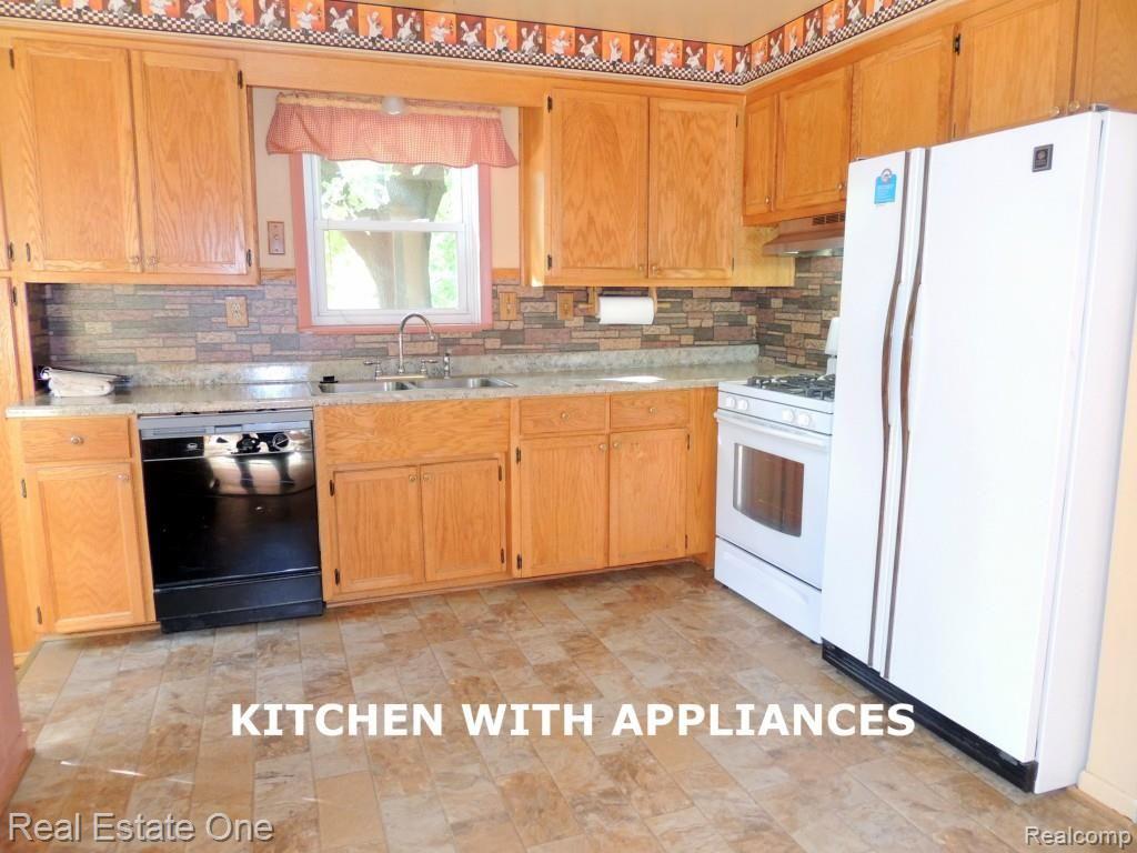 387 West Tienken Road Rochester, MI 48306 - Photo 5 of 23 DSCN3139--KITCHEN WITH APPLIANCES.jpg