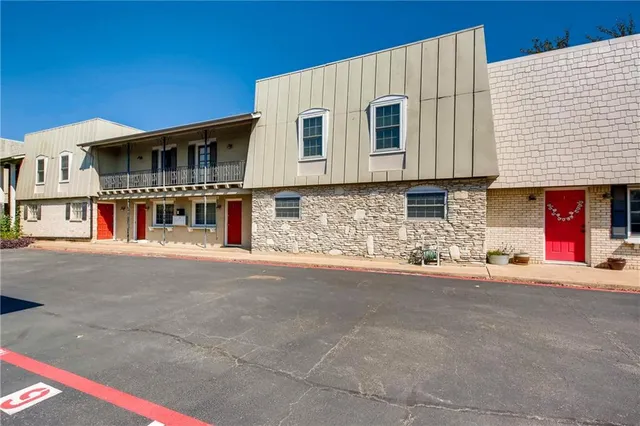 $1,050 | 7914 Mullen Drive, Unit 105, Austin, TX 78757