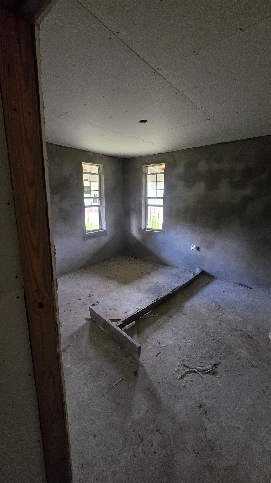 3535 Peveto Road Orange, TX 77632 - Photo 9 of 11 an empty room with windows