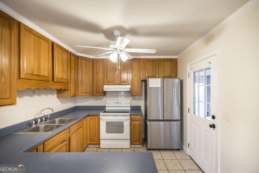 411 Cypress Drive Dublin, GA 31021 - Photo 13 of 31 a kitchen with stainless steel appliances granite countertop a refrigerator a sink and dishwasher
