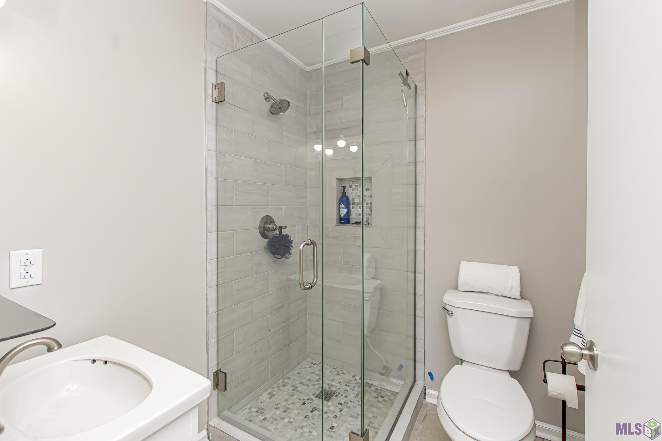 633 Rodney Drive Baton Rouge, LA 70808 - Photo 13 of 31 Apartment Bathroom