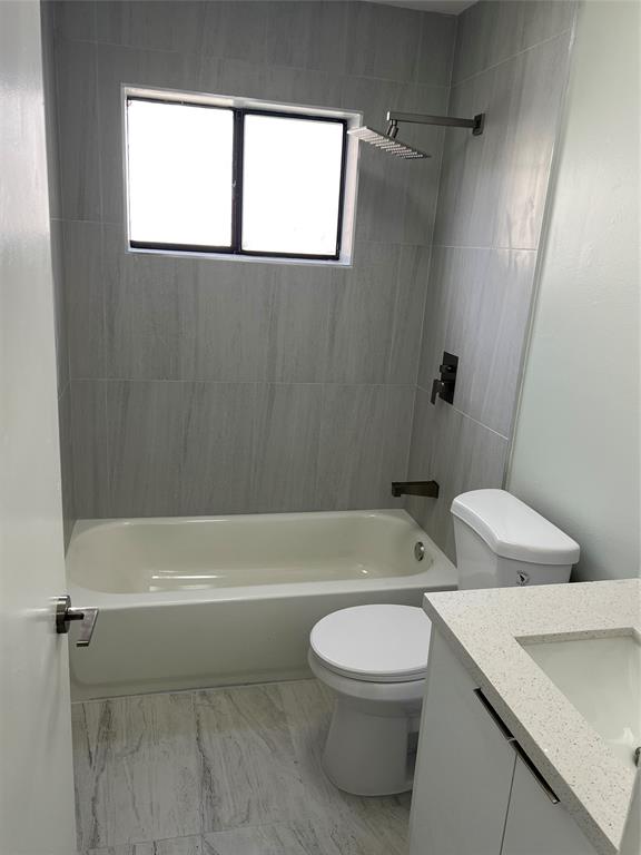 9920 Northwest 68th Place, Unit 210 Tamarac, FL 33321 - Photo 8 of 26 a bathroom with a toilet a sink and bathtub
