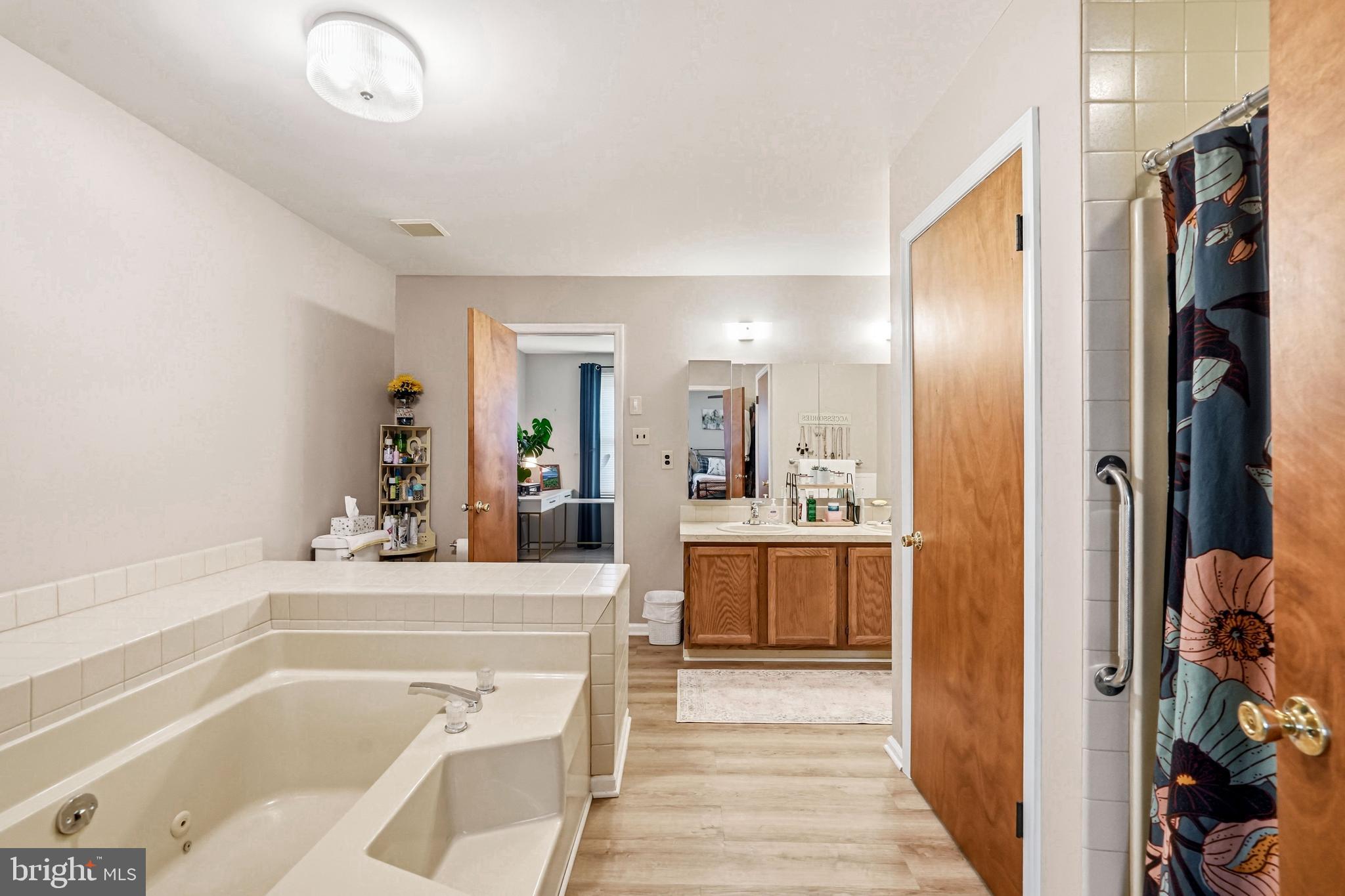 26 Blue Jay Drive Clementon, NJ 08021 - Photo 26 of 48 a bathroom with a bathtub and a sink