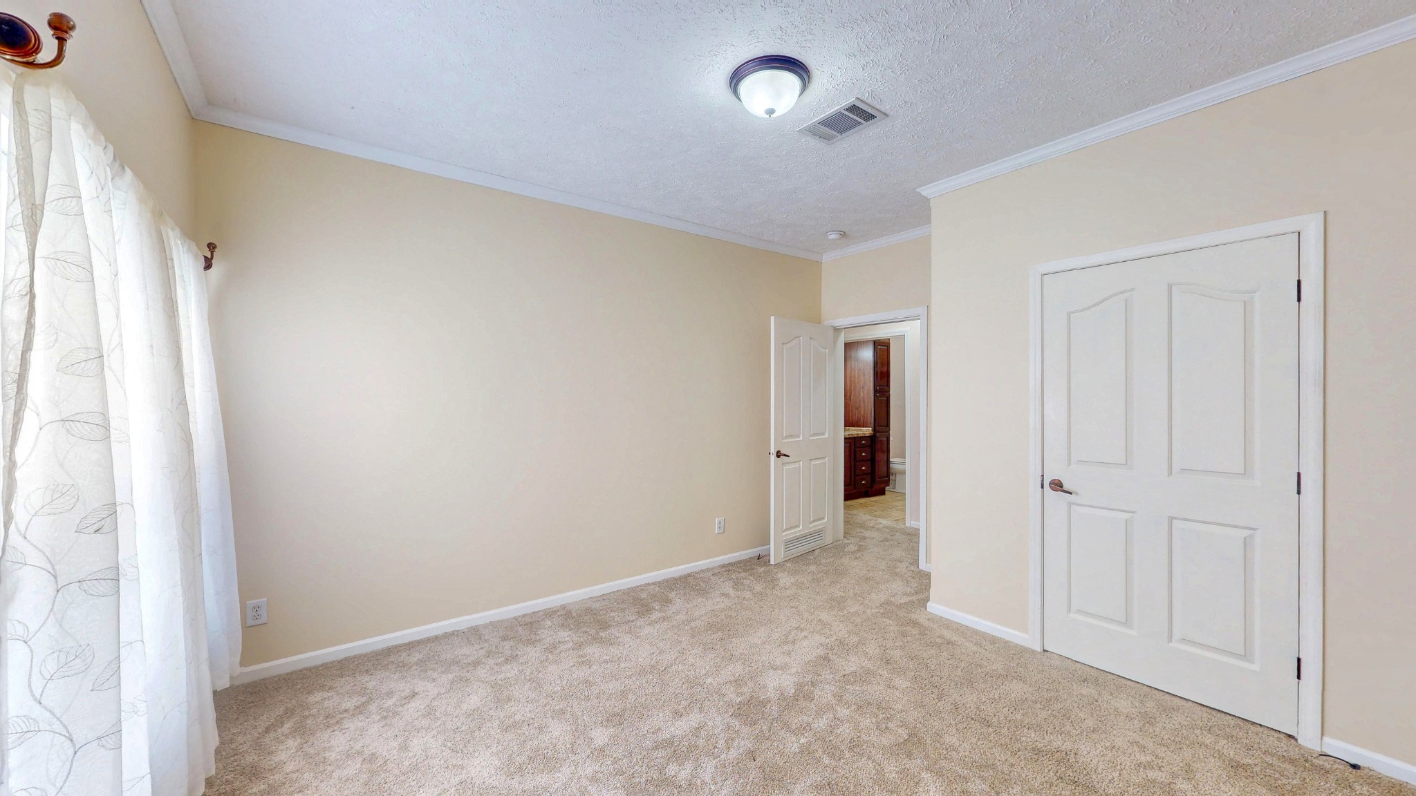555 Brandon Road Huntingdon, TN 38344 - Photo 31 of 42 an empty room with windows and closet