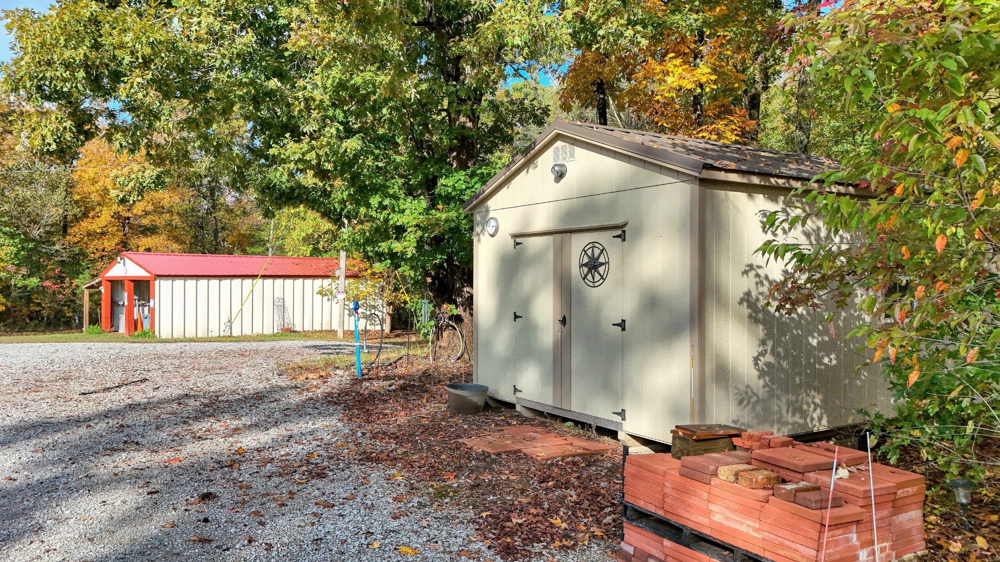 555 Brandon Road Huntingdon, TN 38344 - Photo 36 of 42 a backyard of a house with a tree and wooden fence