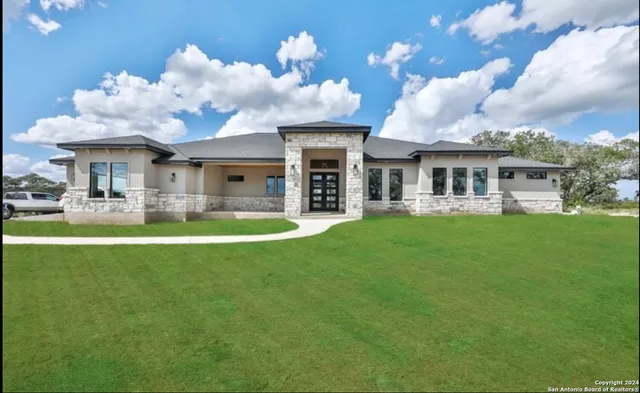 $899,900 | 732 Salt Grass Trail, Bandera, TX 78003