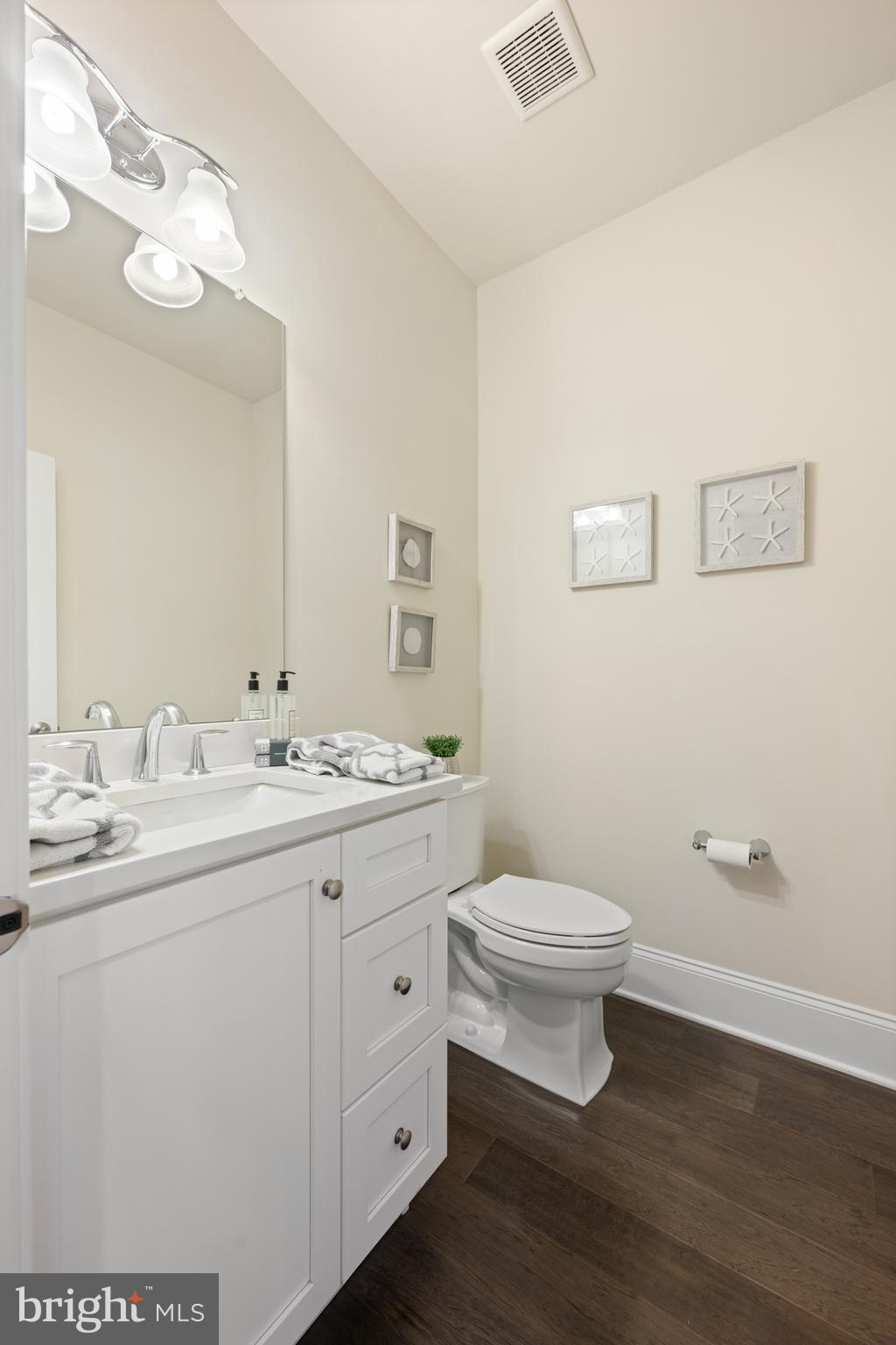 3860 Meadow View Farm Road Newtown Square, PA 19073 - Photo 19 of 40 a bathroom with a toilet a sink and mirror