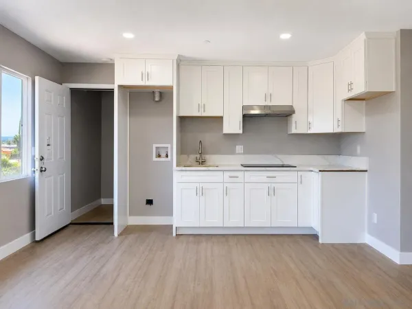 $2,295 | 2421 Balboa Vista Drive, Unit 2, Oak Park, CA 92105