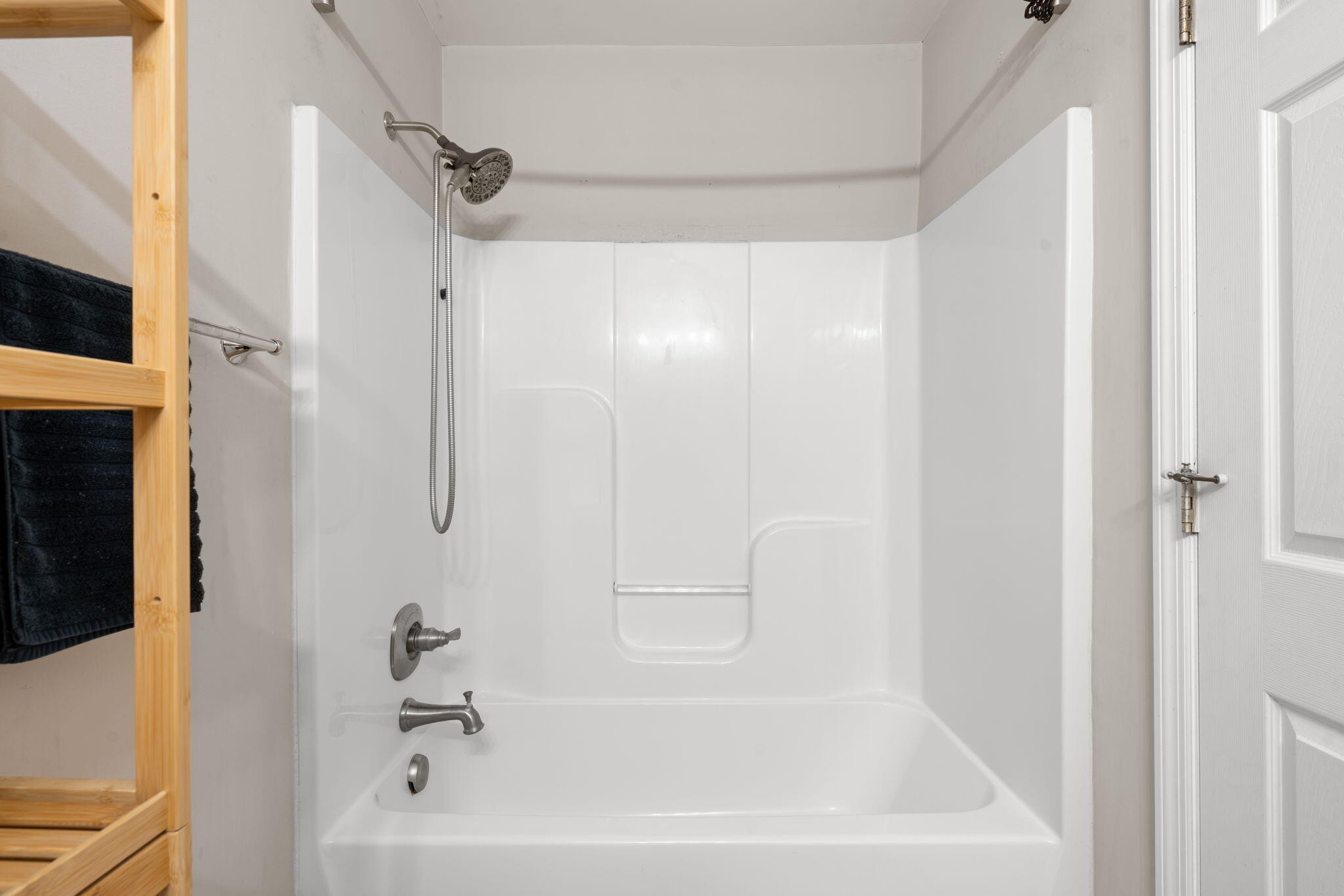 439 Town Creek Road Benton, TN 37307 - Photo 17 of 30 a bathroom with a bathtub