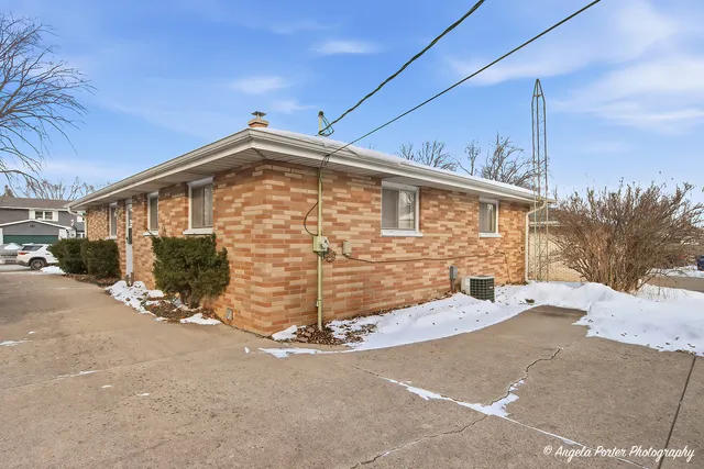 $249,900 | 2015 North Jackson Street, Waukegan, IL 60087