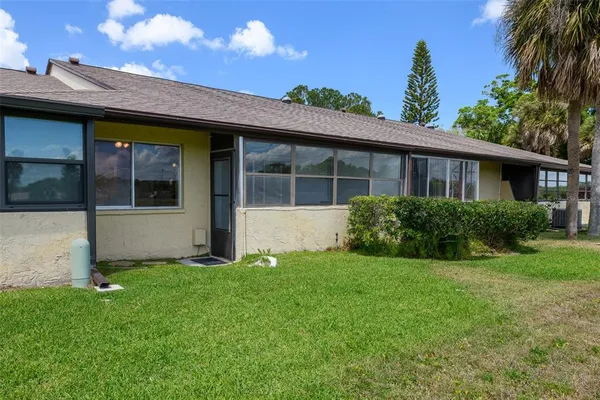 a view of front of a house with a yard