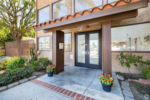$1,795 | 19050 Sherman Way, Reseda, CA 91335
