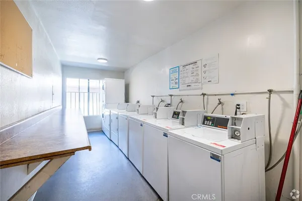 $1,795 | 19050 Sherman Way, Reseda, CA 91335