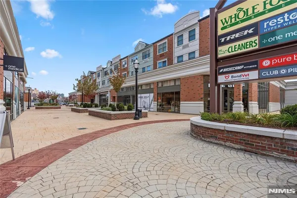 $2,700 | 905 River Road, Unit 202, Edgewater, NJ 07020