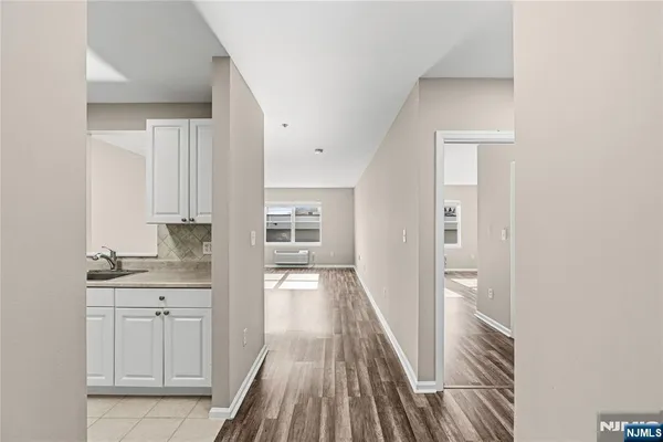 $2,700 | 905 River Road, Unit 202, Edgewater, NJ 07020