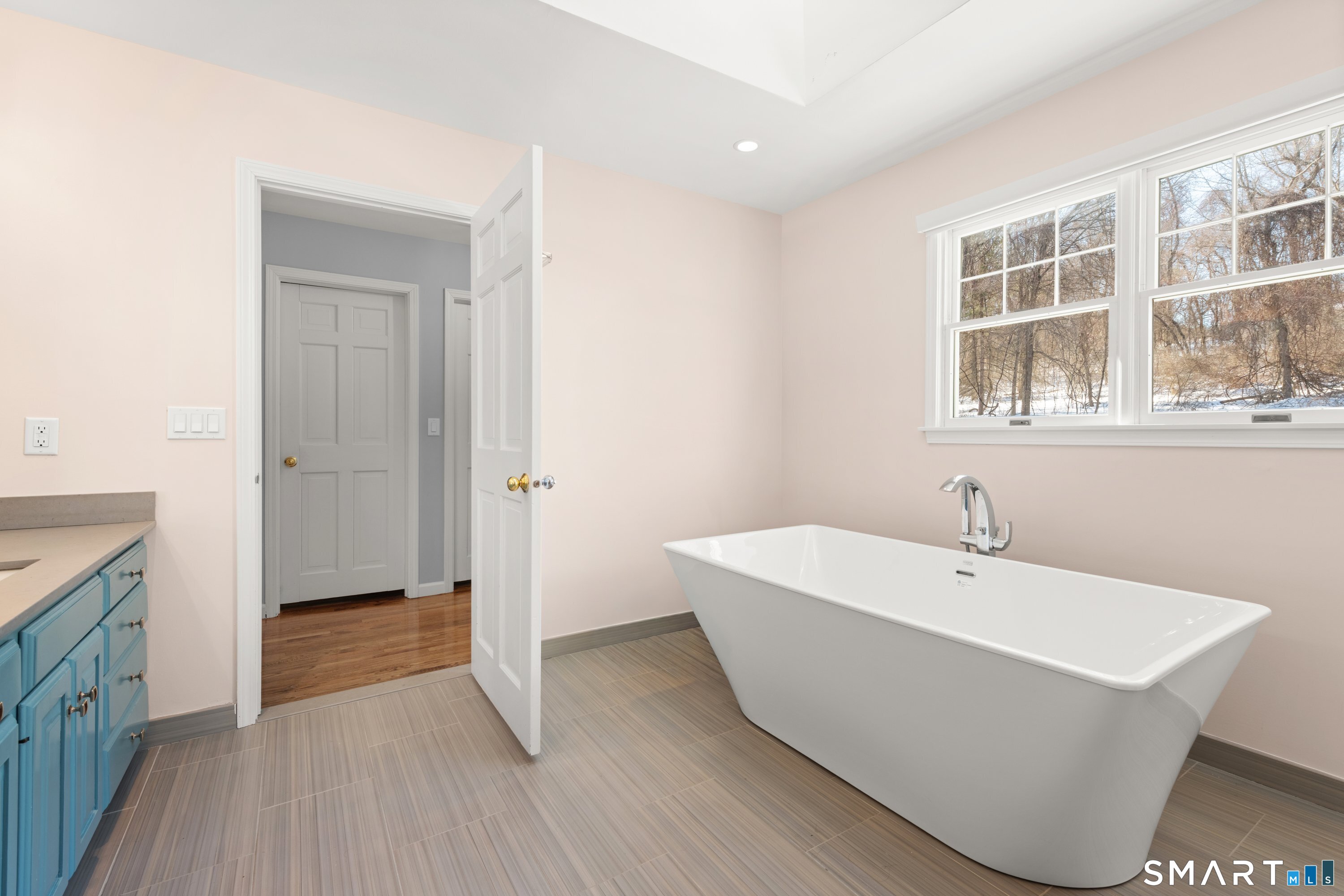 309 Sturges Ridge Road Wilton, CT 06897 - Photo 32 of 33 a bathroom with a bathtub and a sink