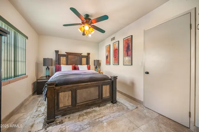 a view of entryway with a yard