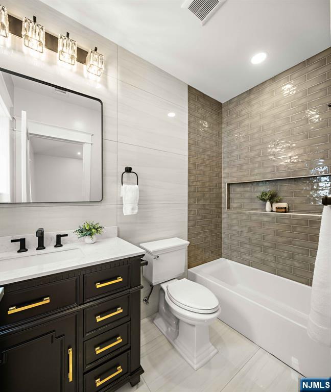 14 Beechwood Road Ho-Ho-Kus, NJ 07423 - Photo 18 of 31 a bathroom with a toilet a sink a bathtub and a mirror