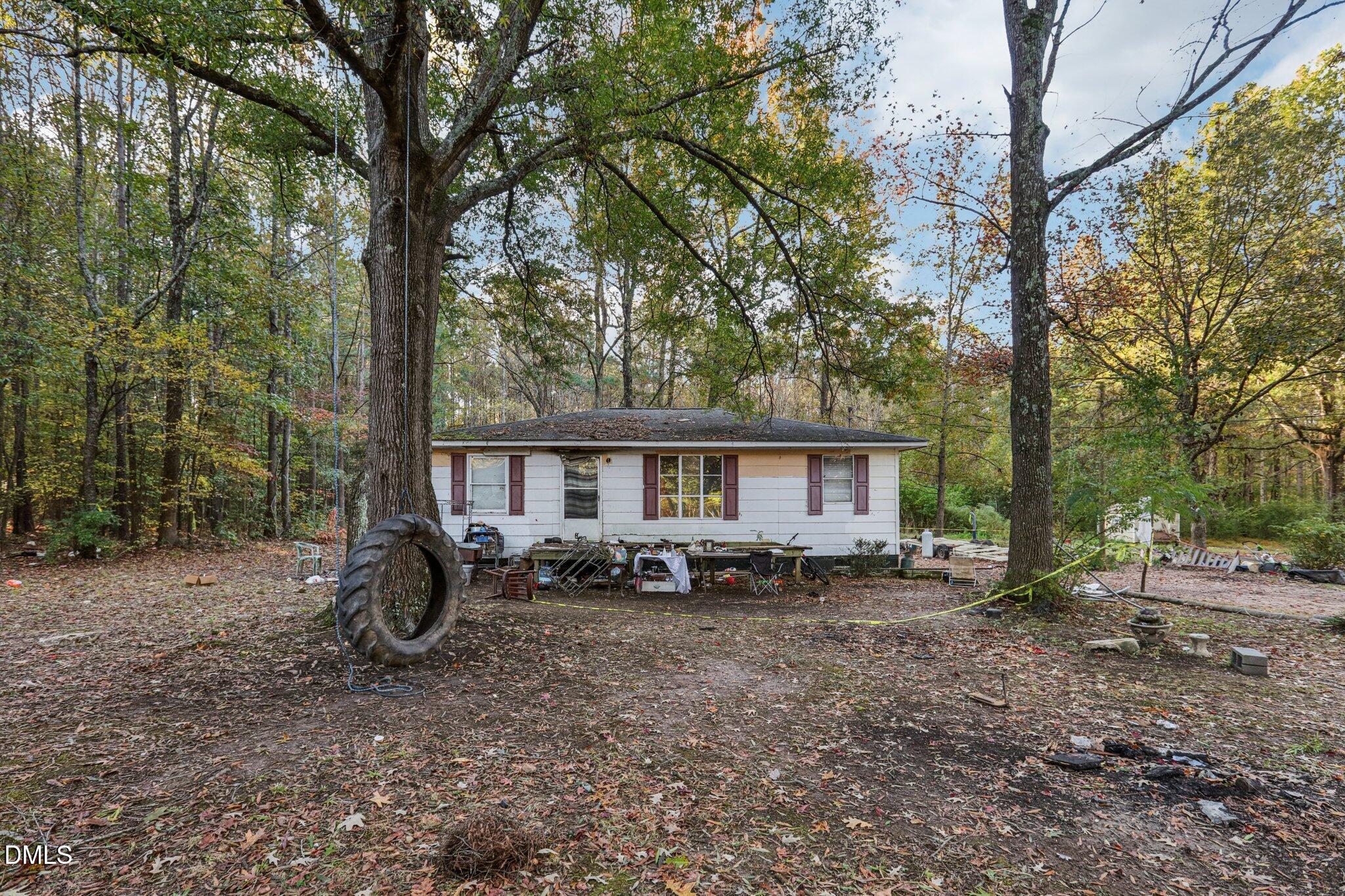 a view of a house with a backyard