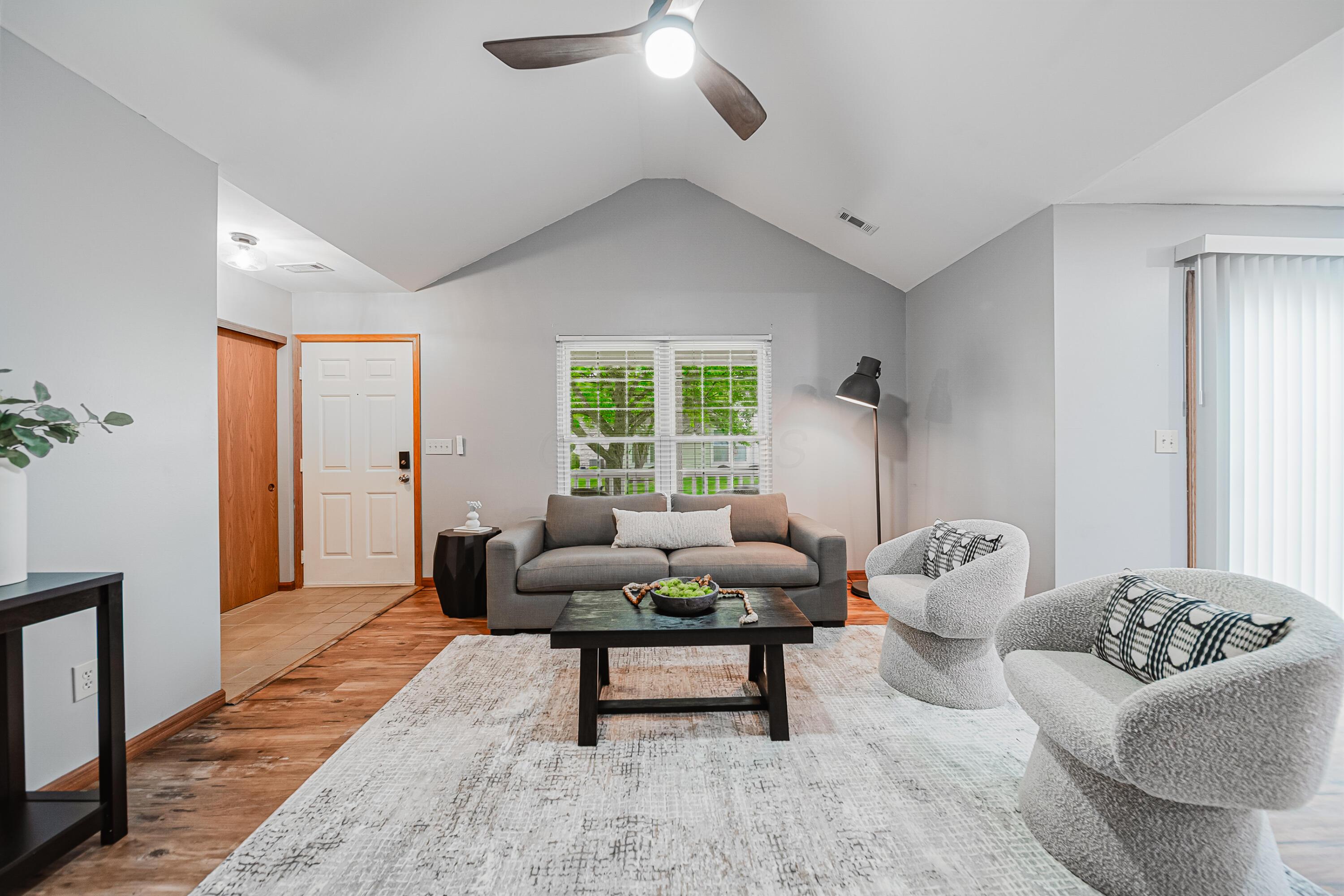 1237 Dunhurst Street Circleville, OH 43113 - Photo 12 of 39 Living Room