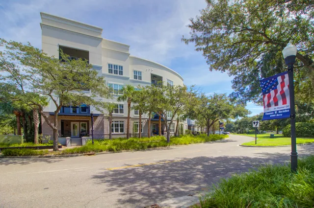 $880,000 | 200 River Landing Drive, Unit B205, Charleston, SC 29492