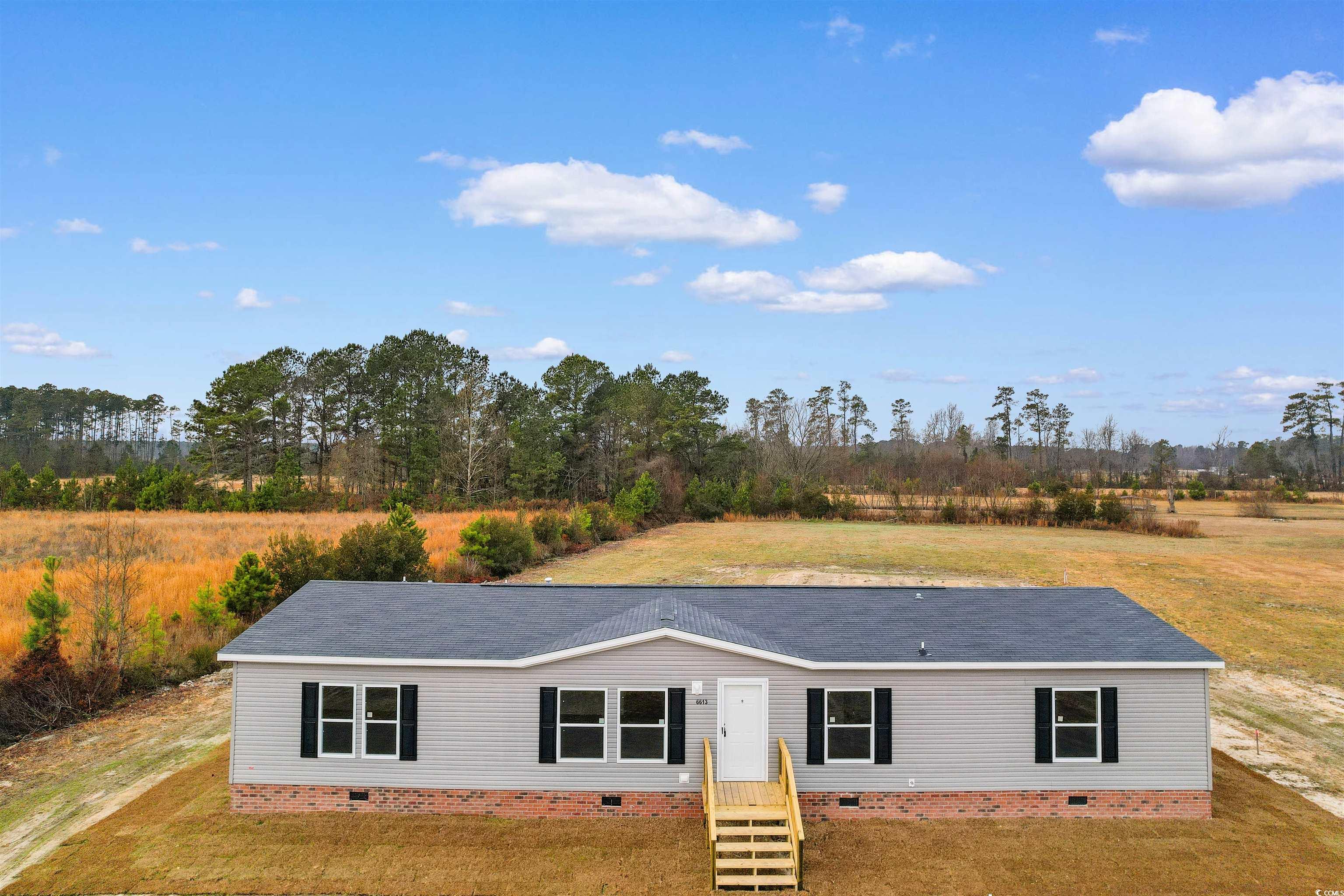 Manufactured / mobile home with crawl space, a front yard, and a shingled roof