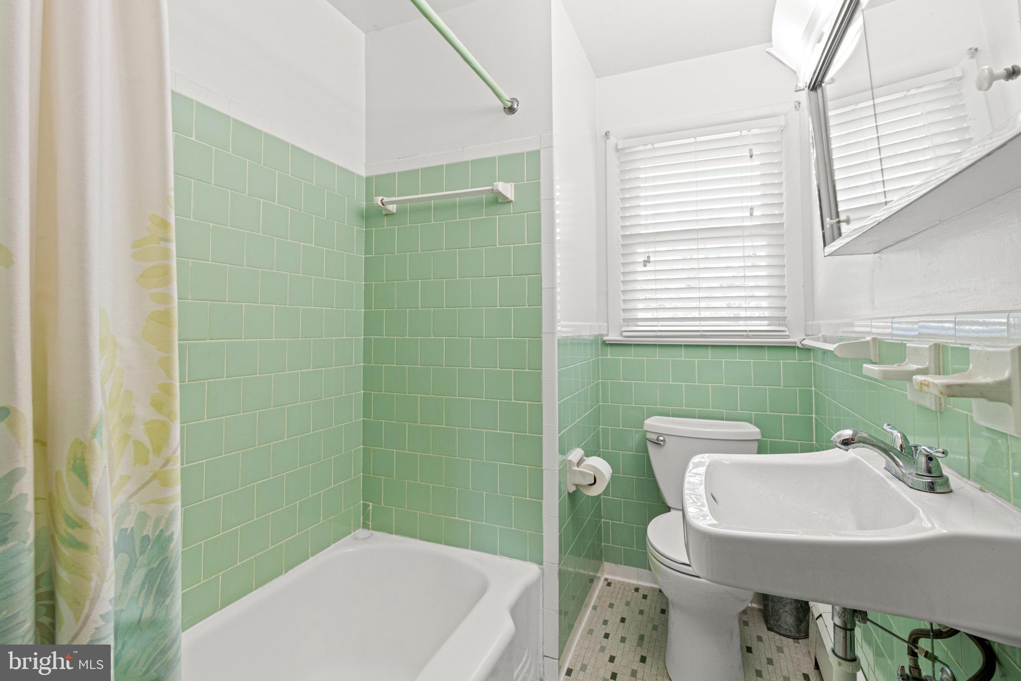 216 Riverside Road Edgewater, MD 21037 - Photo 19 of 35 Main floor full bath