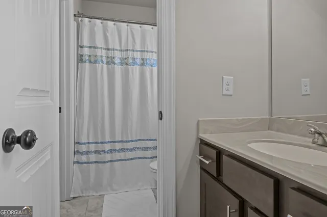 a view of a livingroom with workspace