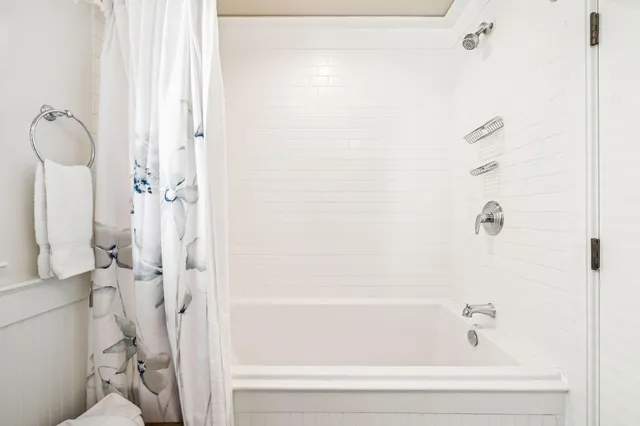 a view of entryway with the potted plants