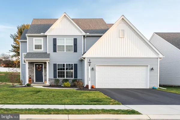 a view of a yard in front of a house