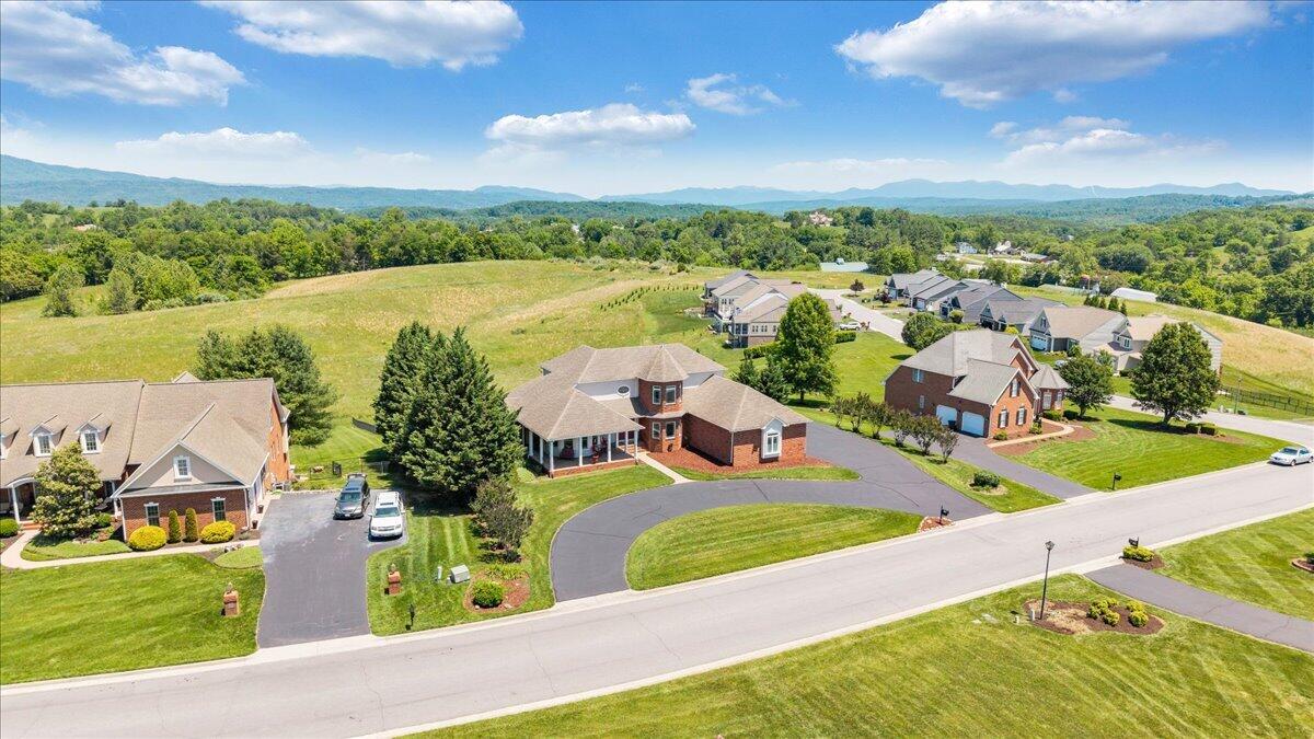 625 Frontier Way Fincastle, VA 24090 - Photo 96 of 105 an aerial view of a house with a garden
