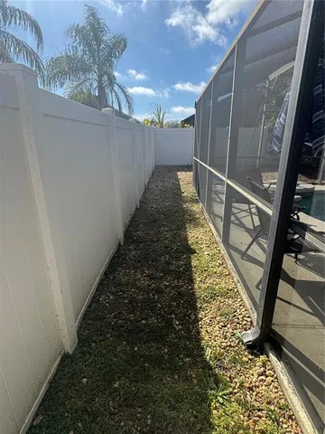 a view of a backyard