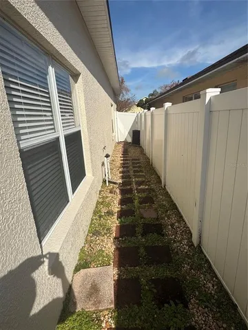 a view of a backyard