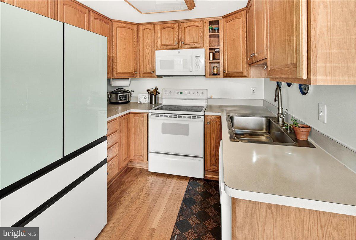17500 Kohlhoss Road Poolesville, MD 20837 - Photo 15 of 53 Modern kitchen with new refrigerator