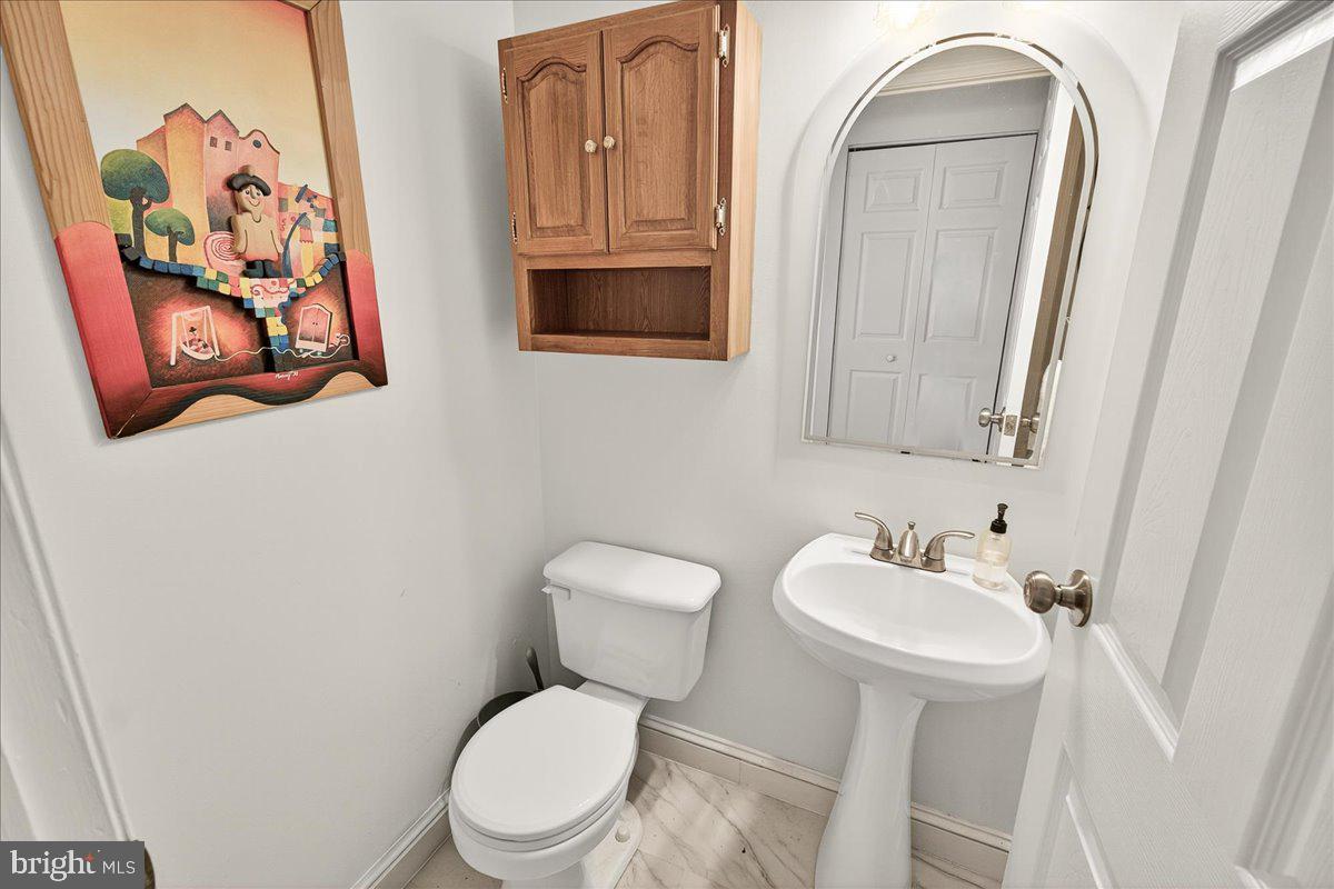 17500 Kohlhoss Road Poolesville, MD 20837 - Photo 18 of 53 Powder room on main level