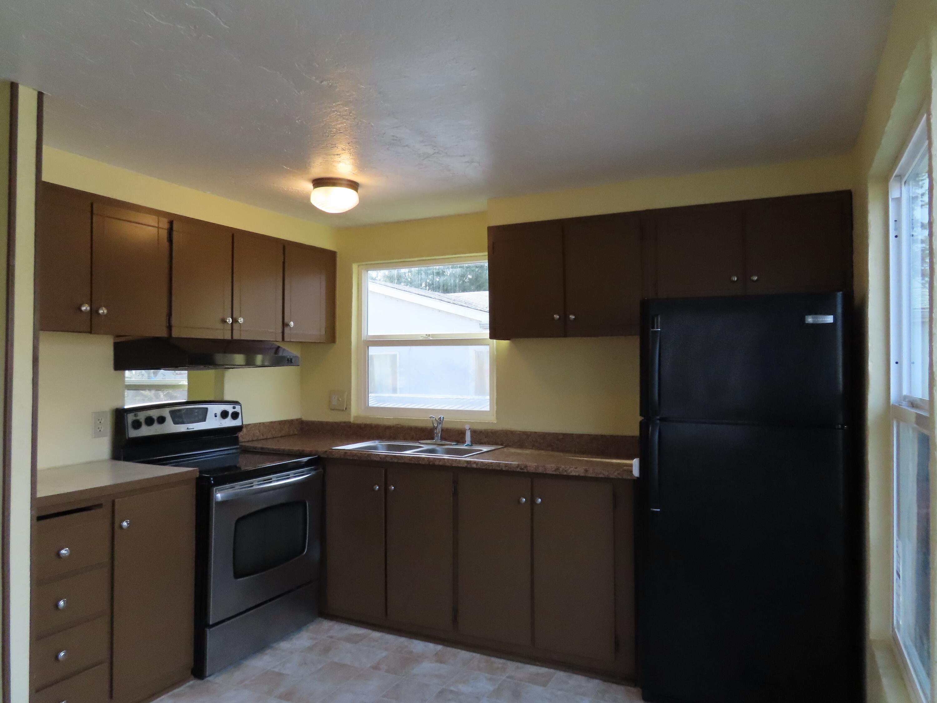 11427 Blackwell Road, Unit 4 Central Point, OR 97502 - Photo 9 of 24 Kitchen