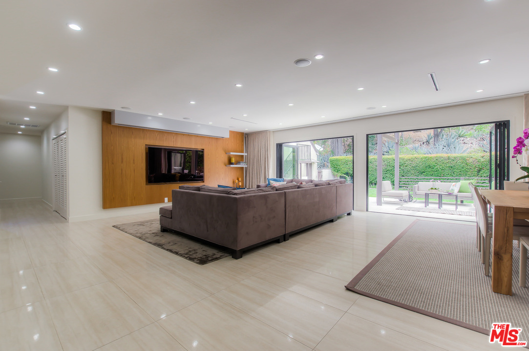 11761 Bellagio Road Los Angeles, CA 90049 - Photo 2 of 12