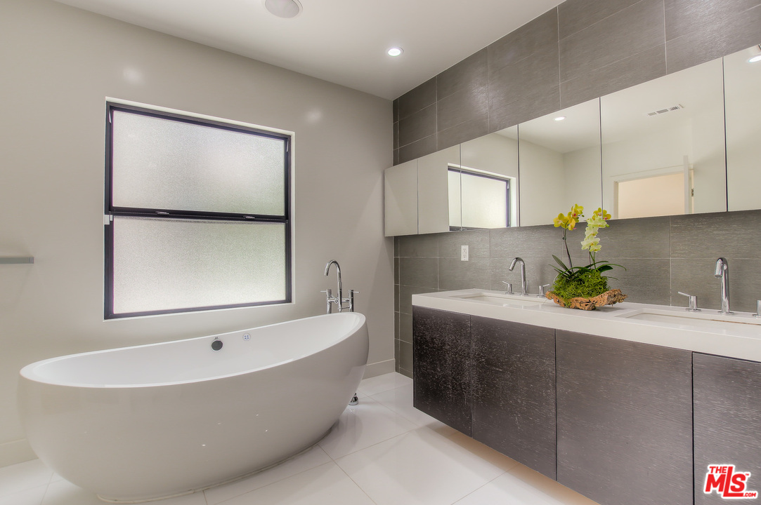 11761 Bellagio Road Los Angeles, CA 90049 - Photo 7 of 12