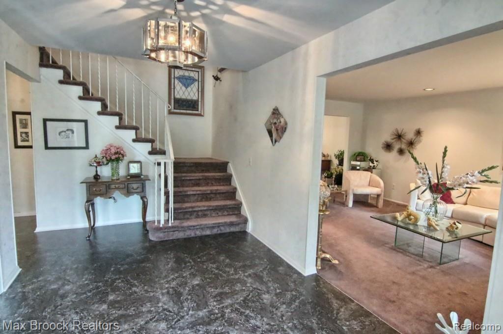 30030 High Valley Road Farmington Hills, MI 48331 - Photo 4 of 28